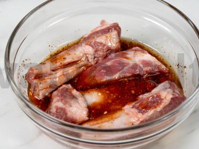 Troškinti kiaulienos šonkauliai medaus padaže Žingsnis 2