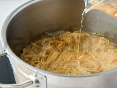 Svogūnų sriuba su sūriu Žingsnis 2