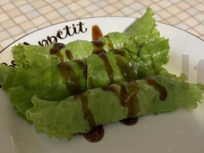 Skani užkanda su salotų lapais pagrindine nuotrauka