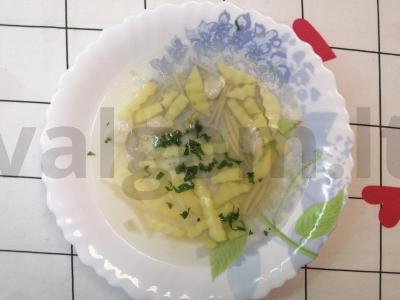 Vegetariškas sriuba su koldūnais pagrindine nuotrauka