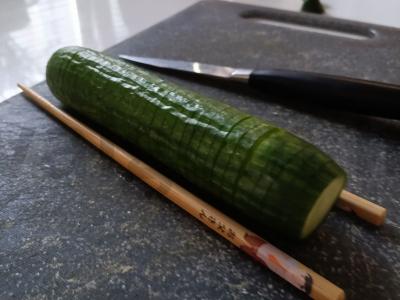 Kinietiška agurkų salotos Žingsnis 2