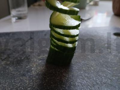 Kinietiška agurkų salotos Žingsnis 3