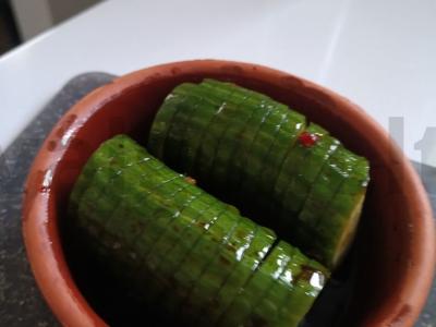 Kinietiška agurkų salotos Žingsnis 4