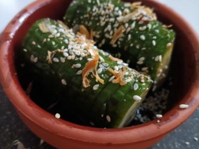 Kinietiška agurkų salotos pagrindine nuotrauka