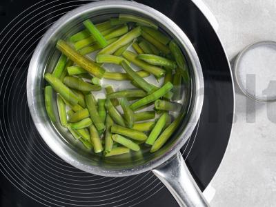 Salotas su alyvuogių ir pistacijų padažu Žingsnis 1