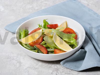 Salotas su alyvuogių ir pistacijų padažu pagrindine nuotrauka