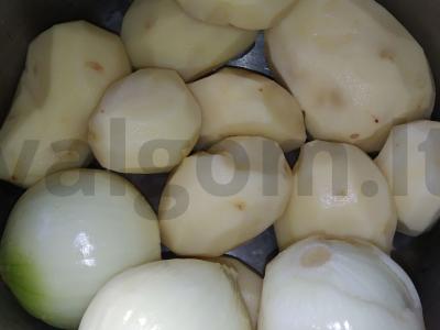 Kepama kiauliena su bulvėmis ir svogūnais tešlos puode oro grilyje Žingsnis 1