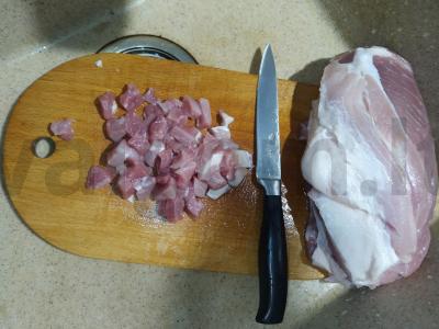 Kepama kiauliena su bulvėmis ir svogūnais tešlos puode oro grilyje Žingsnis 6