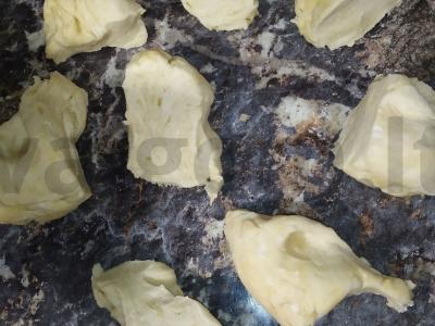 Kepama kiauliena su bulvėmis ir svogūnais tešlos puode oro grilyje Žingsnis 8