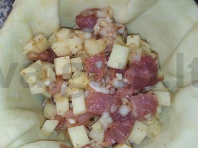 Kepama kiauliena su bulvėmis ir svogūnais tešlos puode oro grilyje Žingsnis 11