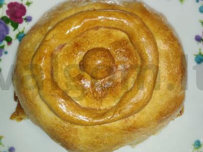 Kepama kiauliena su bulvėmis ir svogūnais tešlos puode oro grilyje pagrindine nuotrauka