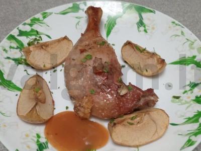 Anties šlaunelė, marinuota mandarinų marinade ir kepta su obuoliu pagrindine nuotrauka