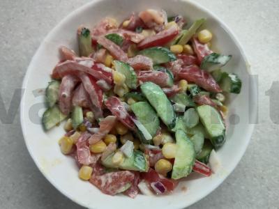 Salotos su šviežiais daržovėmis ir kukurūzais pagrindine nuotrauka