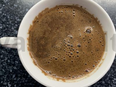 Kava su ledais, sausainiais ir ruduoju cukrumi Žingsnis 1