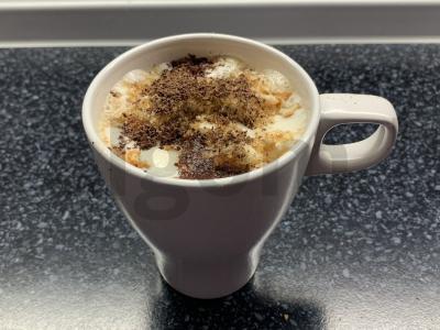 Kava su ledais, sausainiais ir ruduoju cukrumi pagrindine nuotrauka