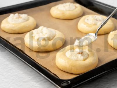 Vatrushkos su citrininiais varškės ir razinomis Žingsnis 7