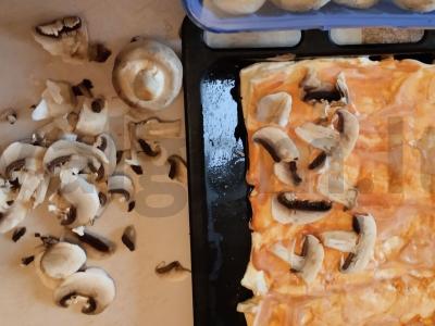 Namų pica su grybais, dešra ir kaparėliais Žingsnis 2