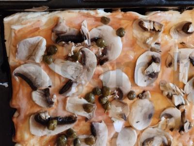 Namų pica su grybais, dešra ir kaparėliais Žingsnis 3