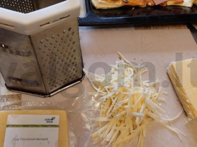 Namų pica su grybais, dešra ir kaparėliais Žingsnis 4