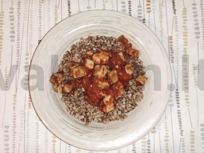 Grikių košė su troškinta kiauliena lečo pagrindine nuotrauka