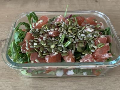 Daržovių salotos su rukola ir greipfrutu pagrindine nuotrauka