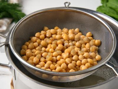 Okroška su rūkytomis vištienos krūtinėlėmis ir avinžirniais ant balto kvaso Žingsnis 1