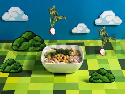 Okroška su rūkytomis vištienos krūtinėlėmis ir avinžirniais ant balto kvaso pagrindine nuotrauka