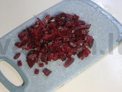 Burokėlių salotas su raugintais kopūstais ir alyvuogėmis Žingsnis 1