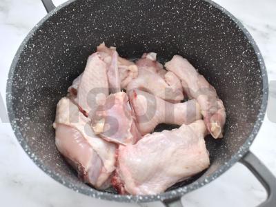 Troškinta vištiena pomidorų padaže Žingsnis 1