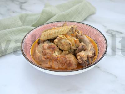 Troškinta vištiena pomidorų padaže pagrindine nuotrauka