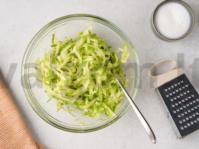 Kepti vištienos kotletai su cukinijomis Žingsnis 3