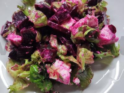 Burokėlių salotas su feta sūriu pagrindine nuotrauka