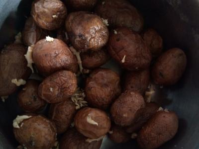 Vištienos kumpio salotos su marinuotais agurkėliais ir žirneliais Žingsnis 1