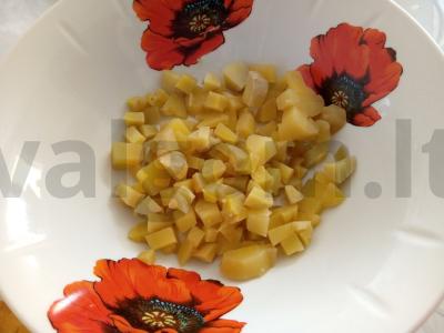 Vištienos kumpio salotos su marinuotais agurkėliais ir žirneliais Žingsnis 2