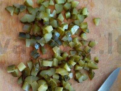 Vištienos kumpio salotos su marinuotais agurkėliais ir žirneliais Žingsnis 3