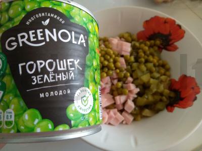 Vištienos kumpio salotos su marinuotais agurkėliais ir žirneliais Žingsnis 4