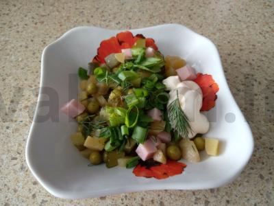 Vištienos kumpio salotos su marinuotais agurkėliais ir žirneliais pagrindine nuotrauka