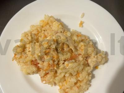 Ryžiai su vištiena, daržovėmis ir prieskoniais pagrindine nuotrauka