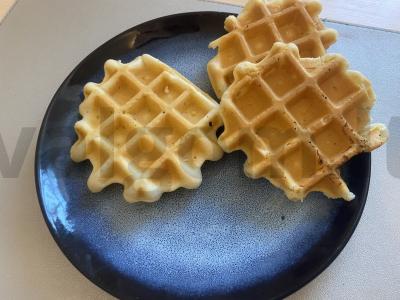 Vieniški vafliai su grietinėlėmis pagrindine nuotrauka