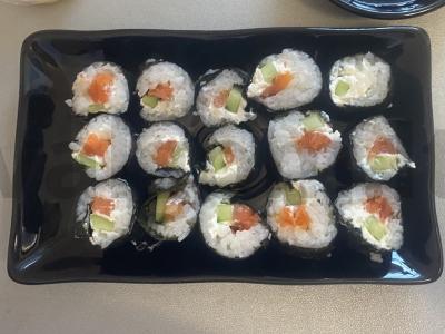 Namų ritinėliai su ryžiais ir lašiša pagrindine nuotrauka