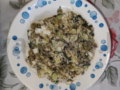 Salotas su šprotais ir žaliu žirneliu pagrindine nuotrauka