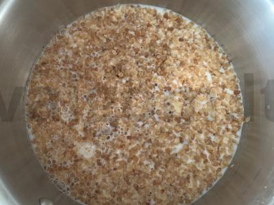 Grikių dribsniai su braškėmis ir raudonosiomis serbentėmis piene Žingsnis 1