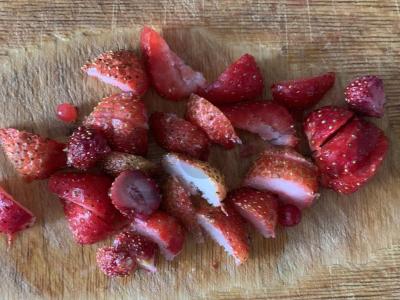 Grikių dribsniai su braškėmis ir raudonosiomis serbentėmis piene Žingsnis 2