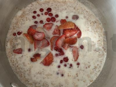 Grikių dribsniai su braškėmis ir raudonosiomis serbentėmis piene Žingsnis 3