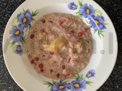 Grikių dribsniai su braškėmis ir raudonosiomis serbentėmis piene Žingsnis 4