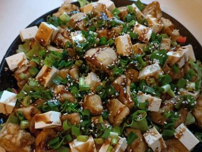 Šiltas salotas su traškiais baklažanais ir fetos sūriu pagrindine nuotrauka