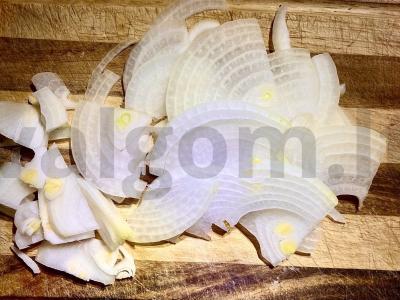 Sotūs kiaušiniai su dešrelėmis ir pievagrybiais Žingsnis 1