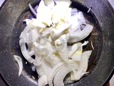 Sotūs kiaušiniai su dešrelėmis ir pievagrybiais Žingsnis 2