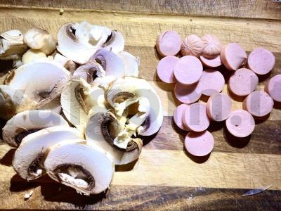 Sotūs kiaušiniai su dešrelėmis ir pievagrybiais Žingsnis 3