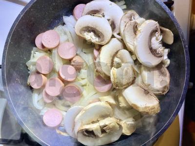 Sotūs kiaušiniai su dešrelėmis ir pievagrybiais Žingsnis 4